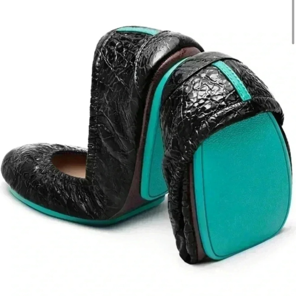 Black Obsidian Croc Patent Leather Tieks -size 7. Worn once, like new.